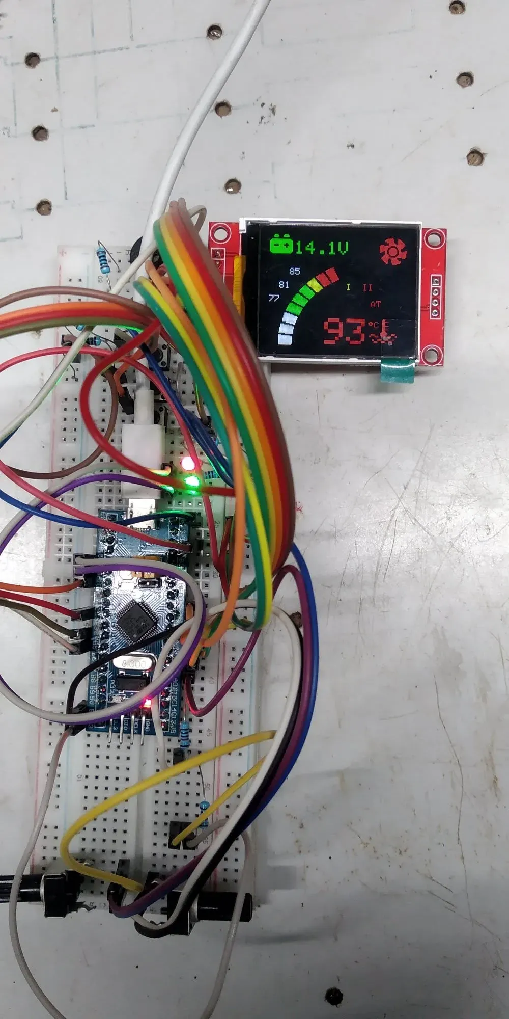 La misma pantalla marcando 93 grados en rojo, con la barra de segmentos casi llena en amarillo y rojo y el icono del ventilador encendido en la esquina superior derecha