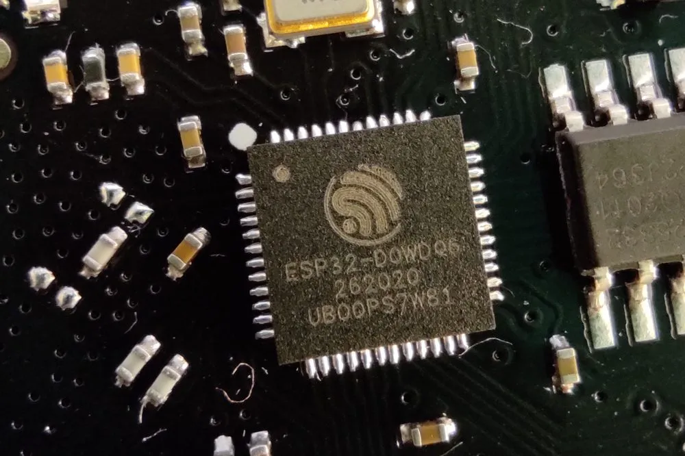 Acercamiento a un chip ESP32 sobre una placa de circuito