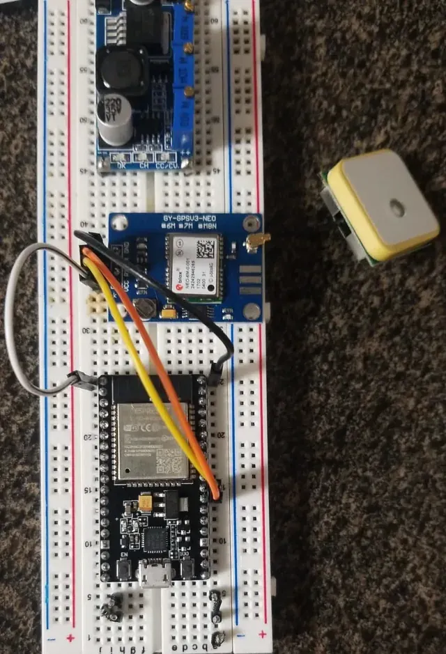 ESP32 conectado al módulo GPS NEO-6M y a la antena GPS externa, segunda iteración.
