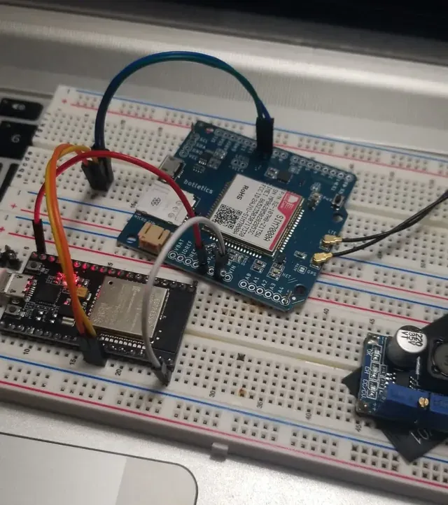 ESP32 cableado a un shield celular durante las pruebas de conectividad de la segunda iteración.