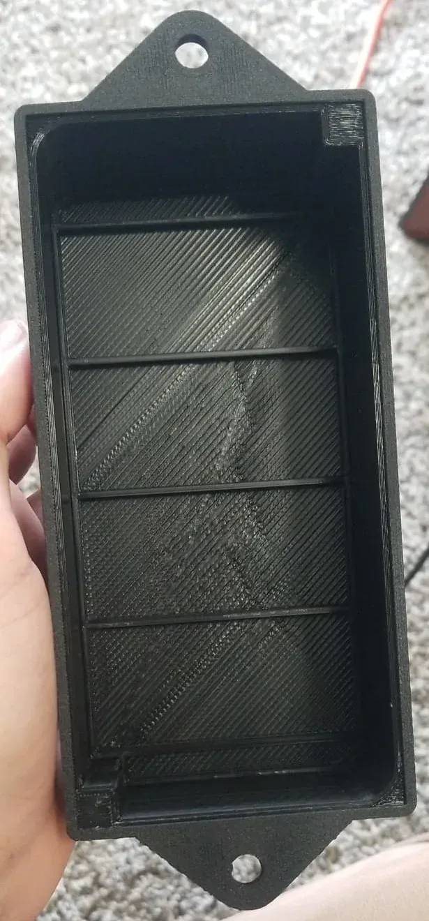 Compartimento interior impreso en 3D que aloja la placa y la antena dentro de la caja de conexiones del trailer.