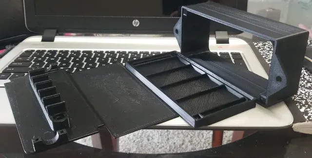 Piezas impresas en 3D del compartimento de doble fondo, antes de ensamblar.