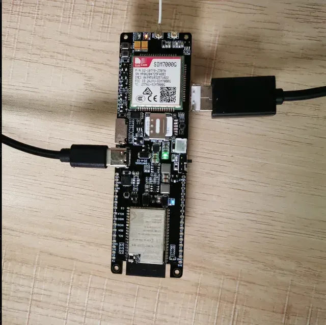Placa comercial LilyGo con módulo celular SIM7000G integrado, quinta y última iteración.