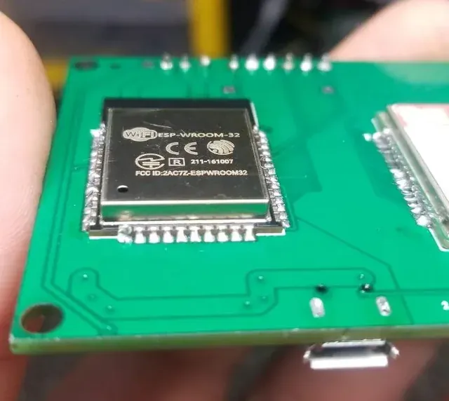 Primer plano del módulo ESP32-WROOM-32 soldado directamente sobre la PCB a la medida.