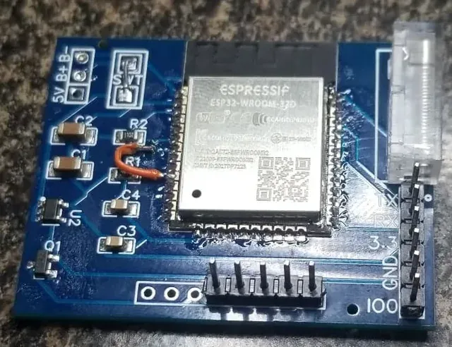 Placa reguladora de bajo consumo diseñada a medida para alimentar el ESP32, con el módulo soldado sobre ella.
