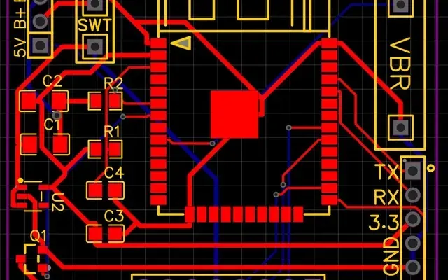 Ruteo de pistas de una placa de doble cara con ESP32, reguladora y conector de programación, en rojo la capa superior y en azul la inferior