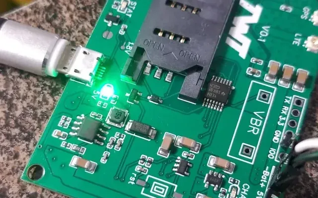 Placa propia fabricada con el ESP32 y el módem soldados, alimentada por USB con el LED de estado encendido